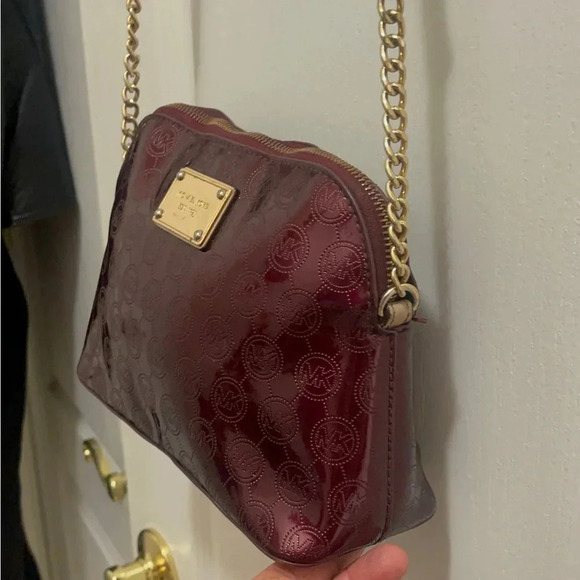 Michael Kors beautiful burgundy, colored Crossbody bag patent with half chain. - Picture 2 of 15
